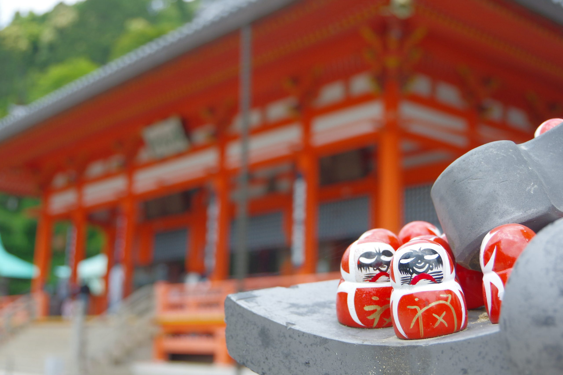 小さなダルマとお寺