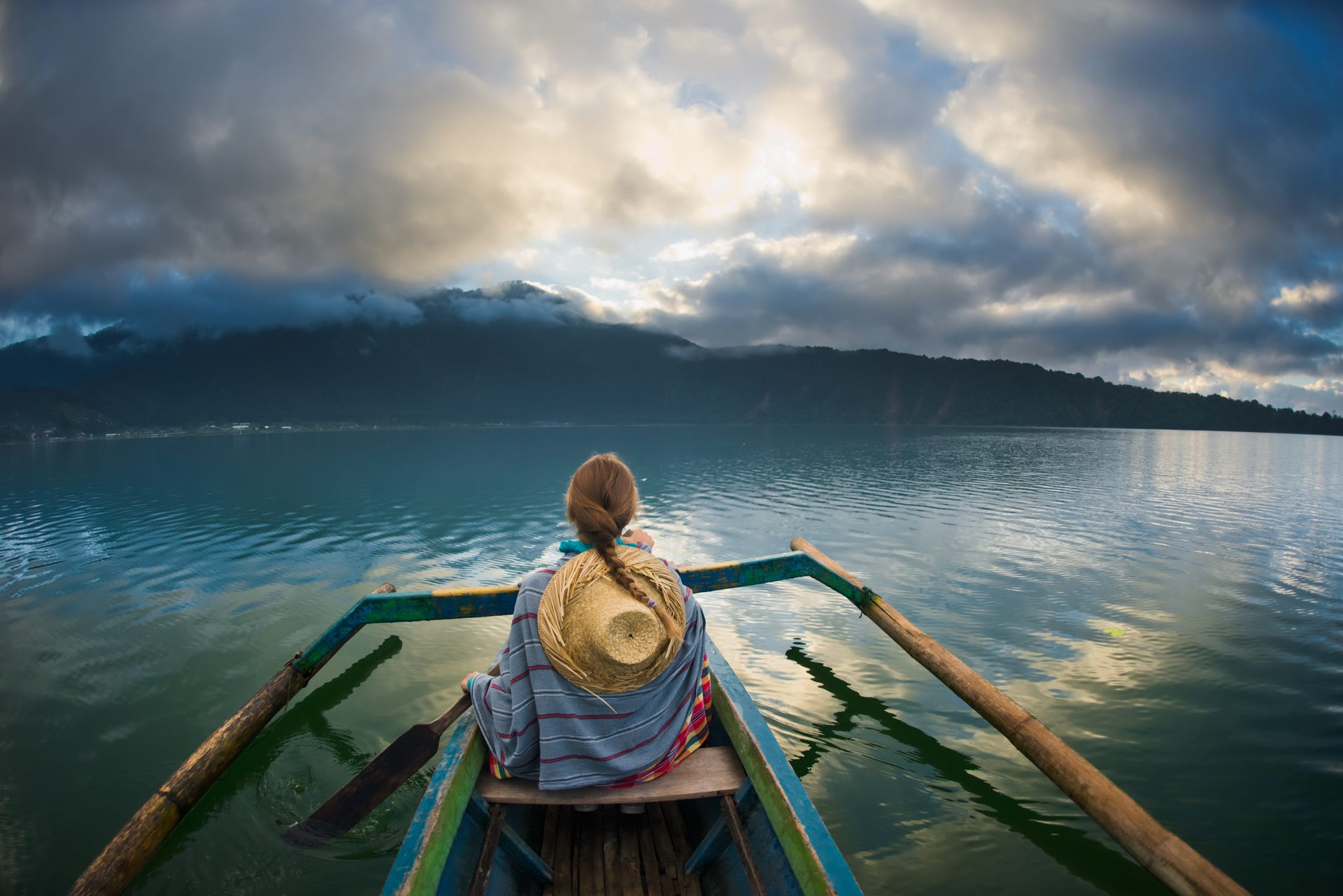 girl traveler boating on a lake