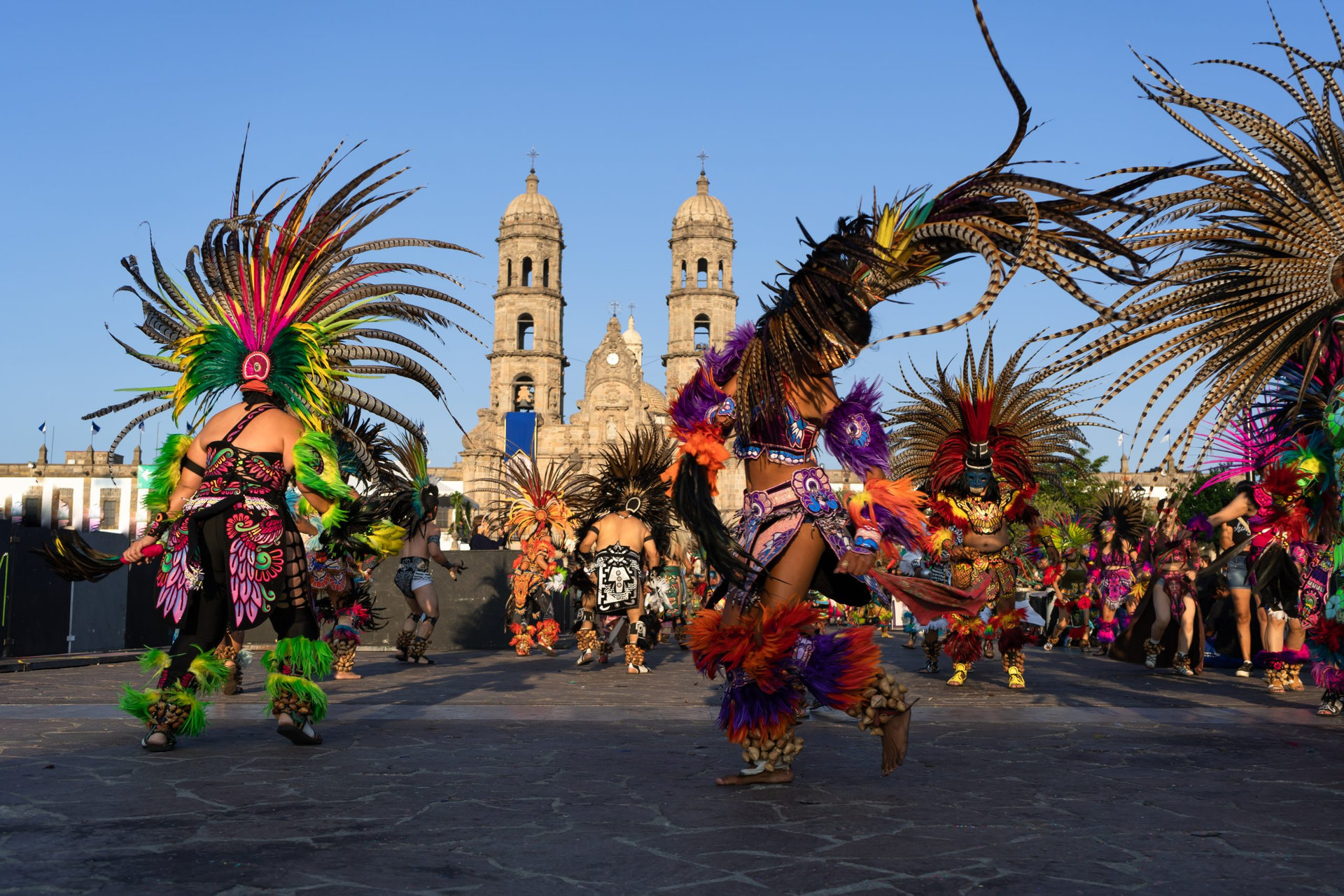 Los danzantes están bailando con mucha pasión en el atrio de la Basílica de Zapopan.
