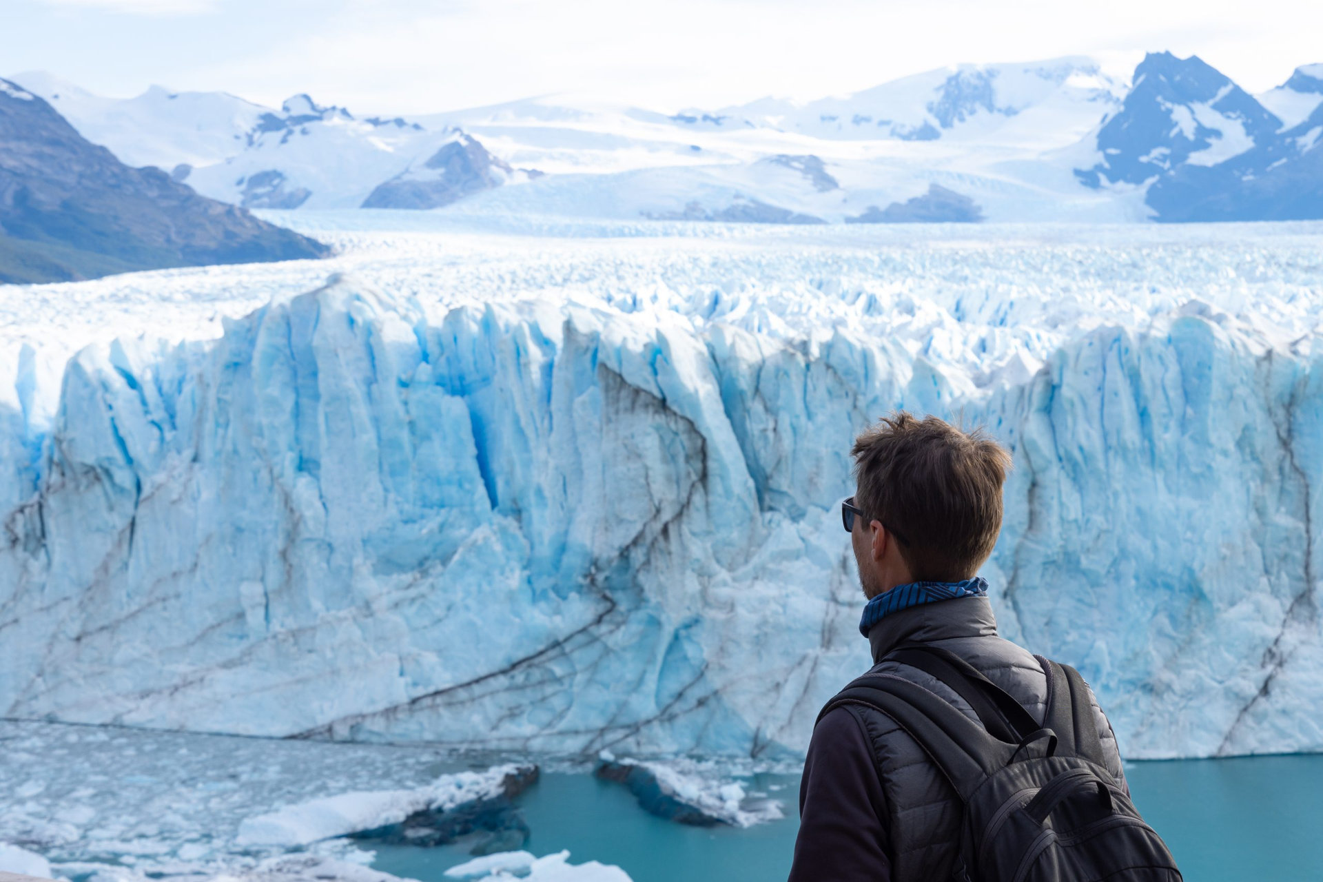 Voyageur devant le glacier Perito Moreno en Argentine