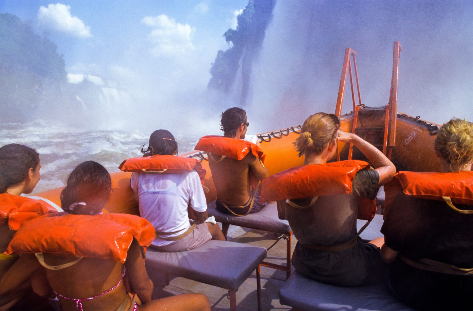 Argentina; Cascadas; Cataratas; Misiones; Parque Nacional Iguazu; Rio Iguazu; Saltos; Triple frontera; Turismo; botes; iguazu; isla San Martin; salto San Martin; selva;