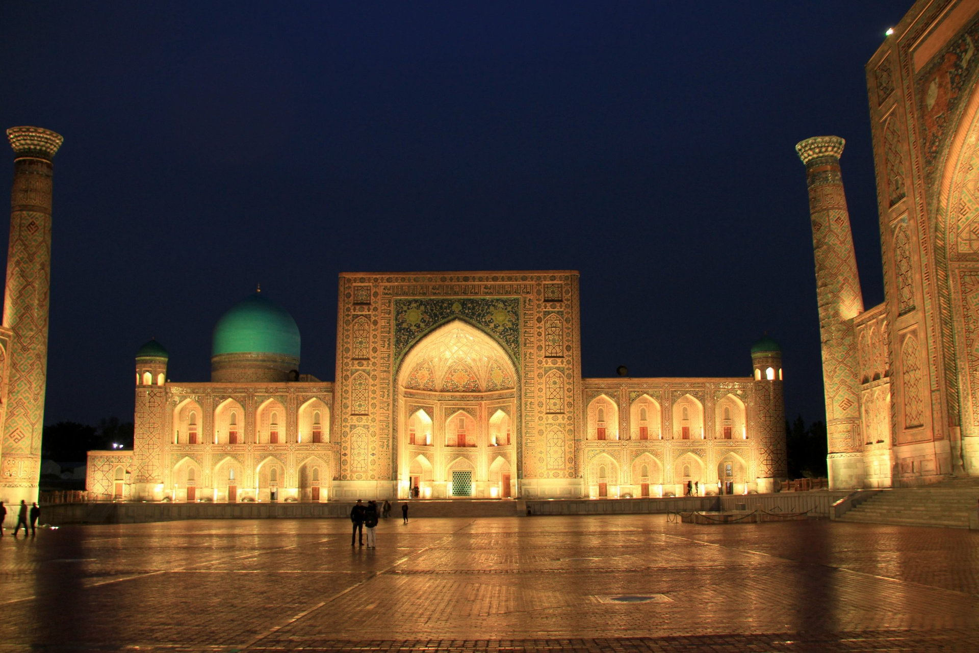 サマルカンドのレギスタン広場の夜景