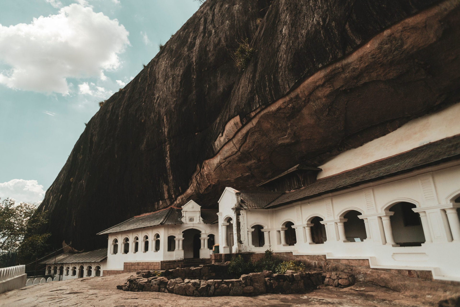 Stara buddyjska świątynia pod skałą na Sri Lance w Dambulli.