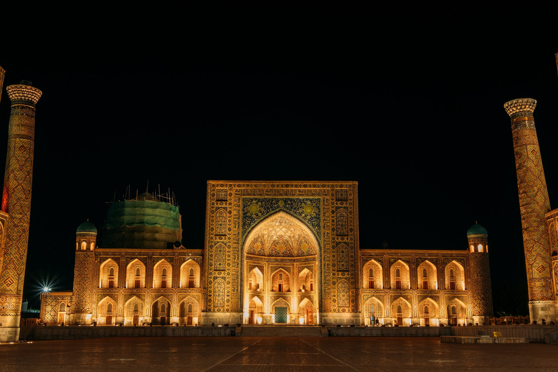 ウズベキスタン、サマルカンドレギスタン広場の夜