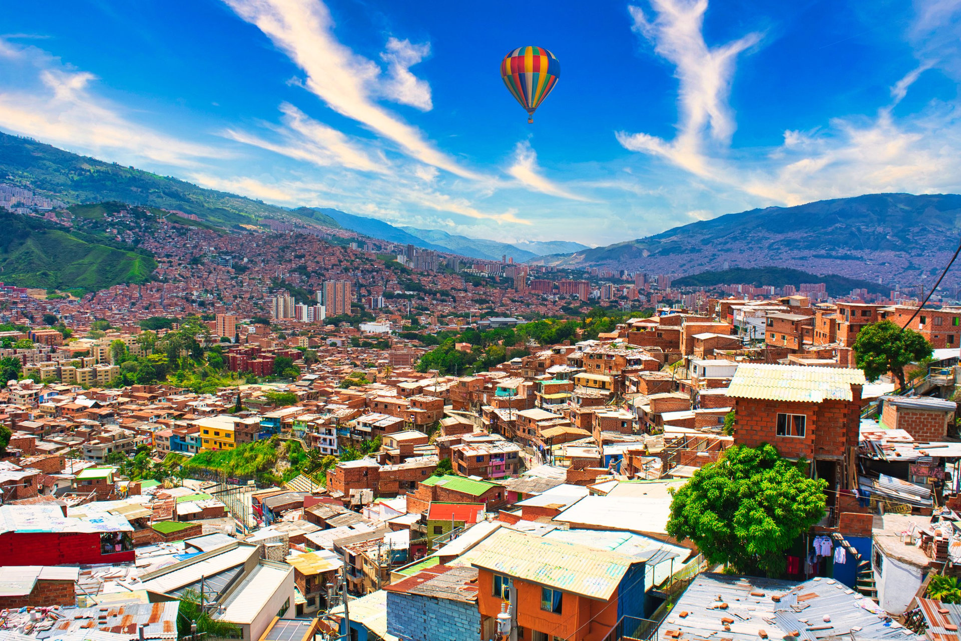 メデジン市内上空を漂うバルーン