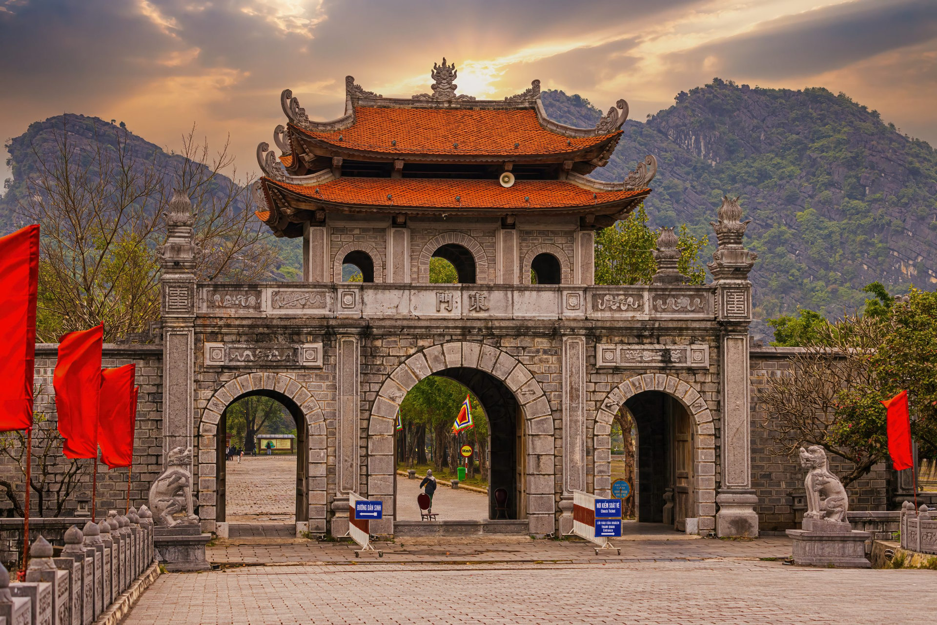 Main gate to the famous Hoa Lu Capital