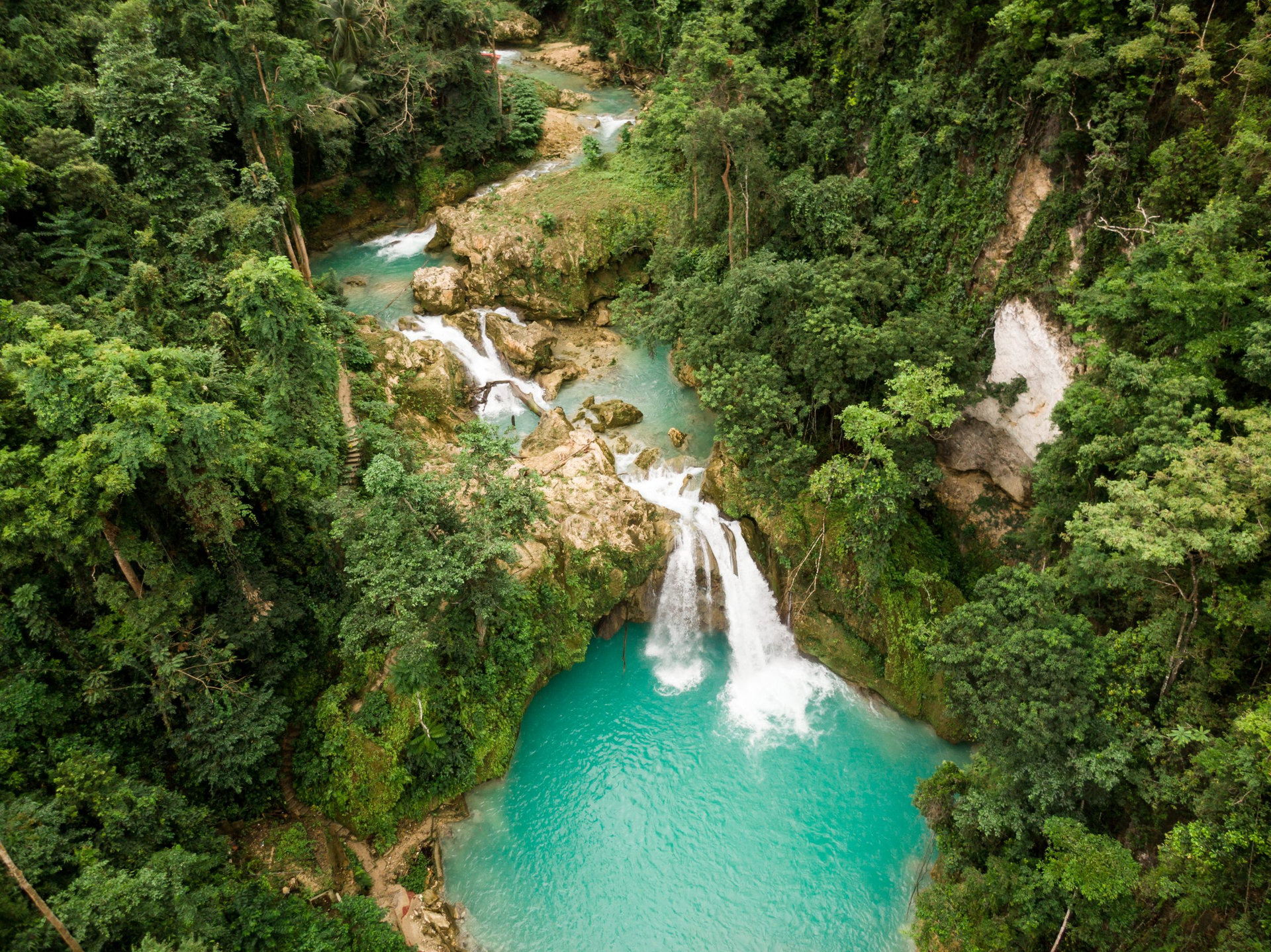 Drohnenfoto von Wasserfall auf den Philippinen - Kawasan Falls auf cebu