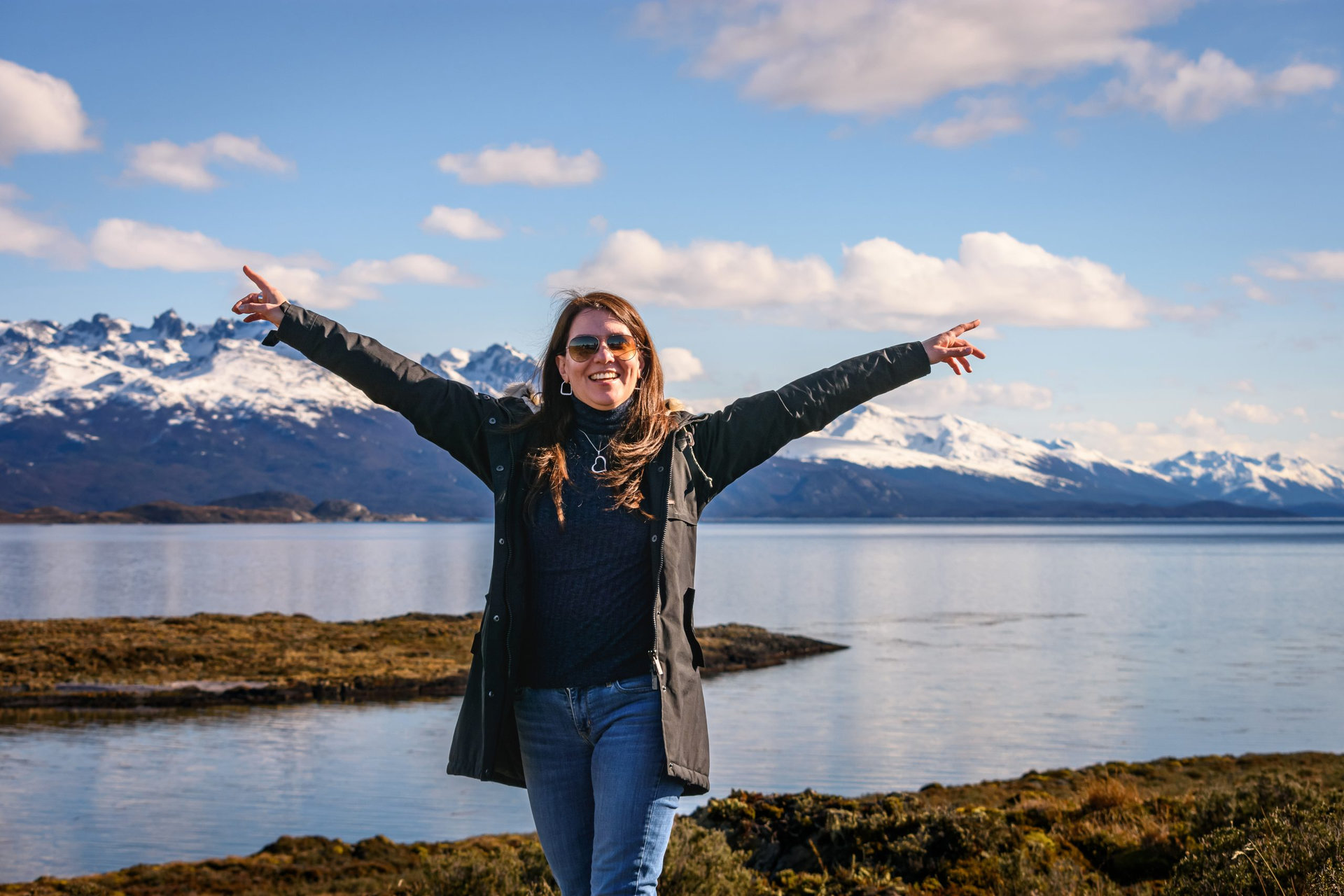 Mujer joven feliz, viajando por el mar y la montaña. Estilo de vida alegre y optimista. Viajes y turismo.