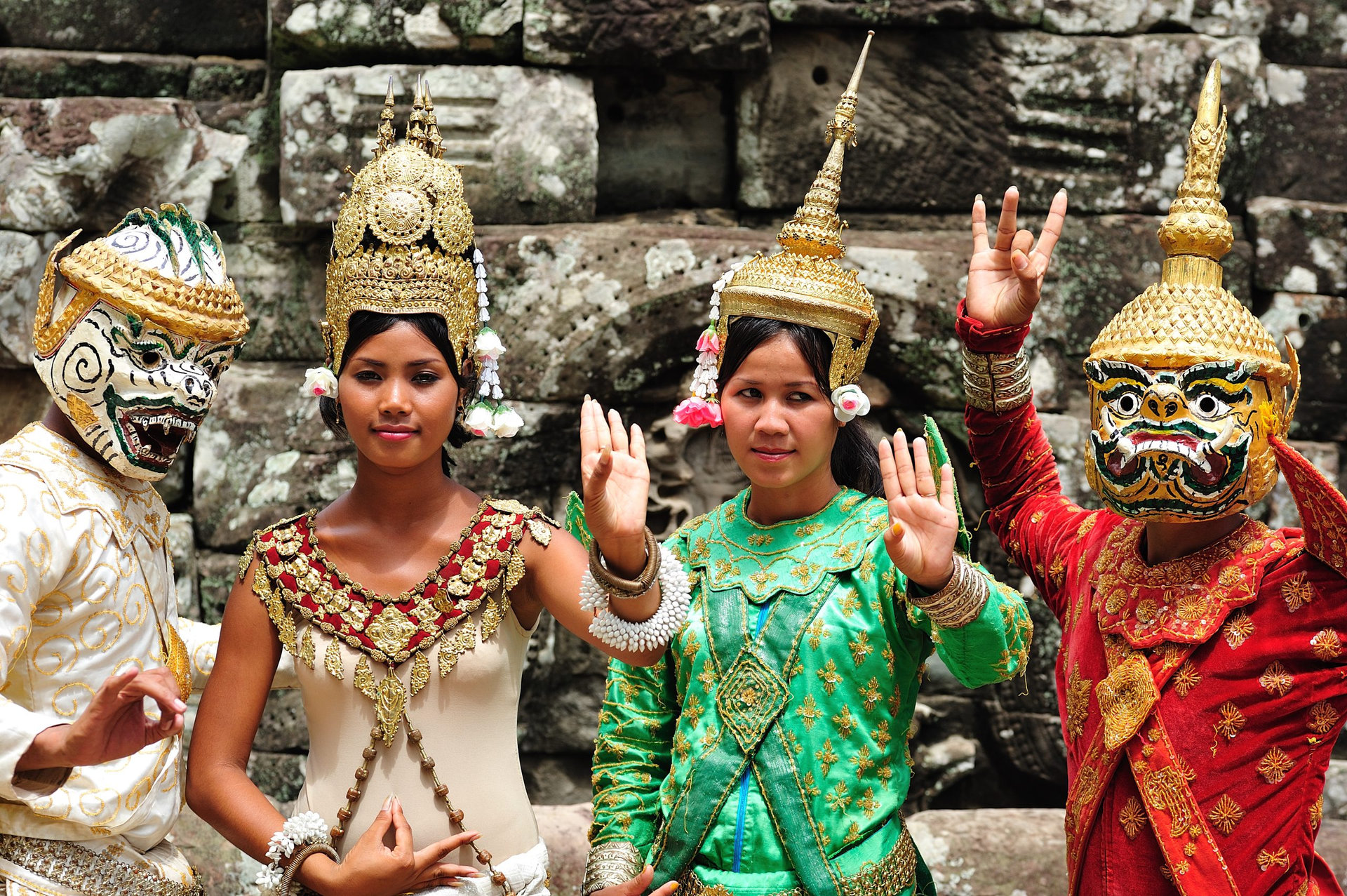 The bayon construction started probably arround 1200 AD during the reign of Jayavarman VII to Jayavarman VIII. Art historians considered that this temple is one of the most enigmatic religious construction in the world. here a traditional dancers, replicas of an apsara with a khon mask man dancer, on the top terrace of the temple