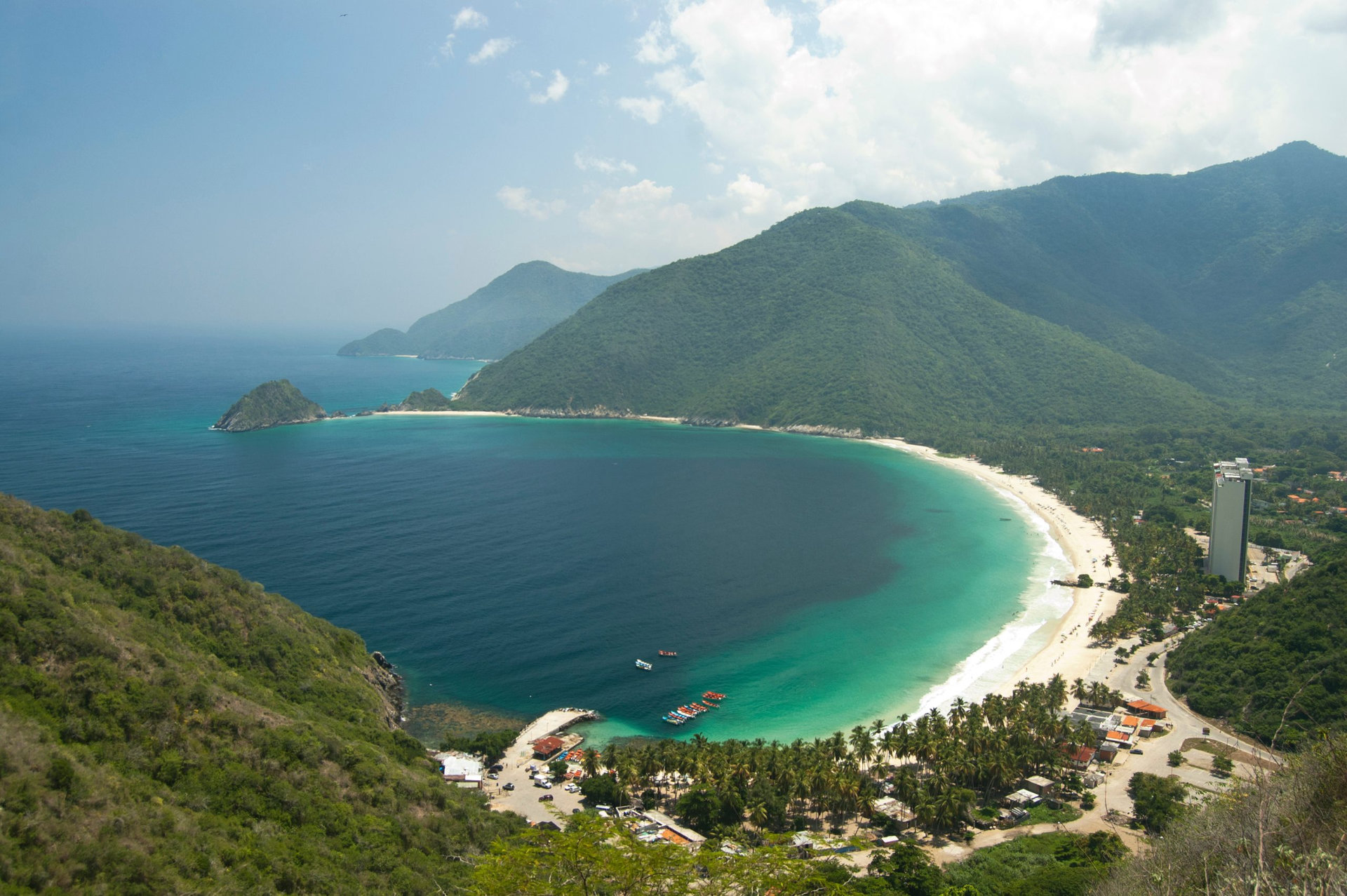 Bahía de cata con agua cristalina