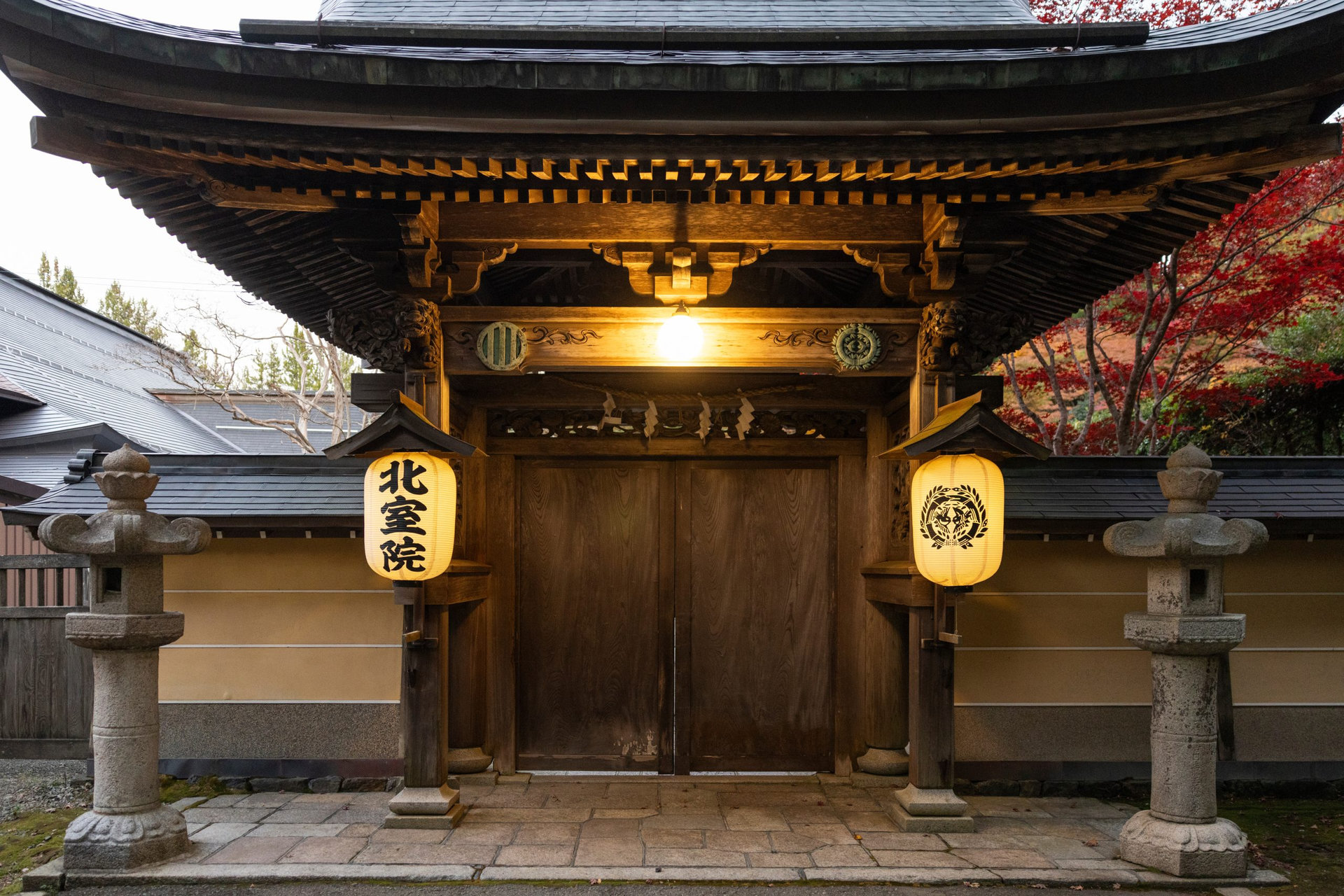 entrono y detalles del pueblo de Koyasan en Japon