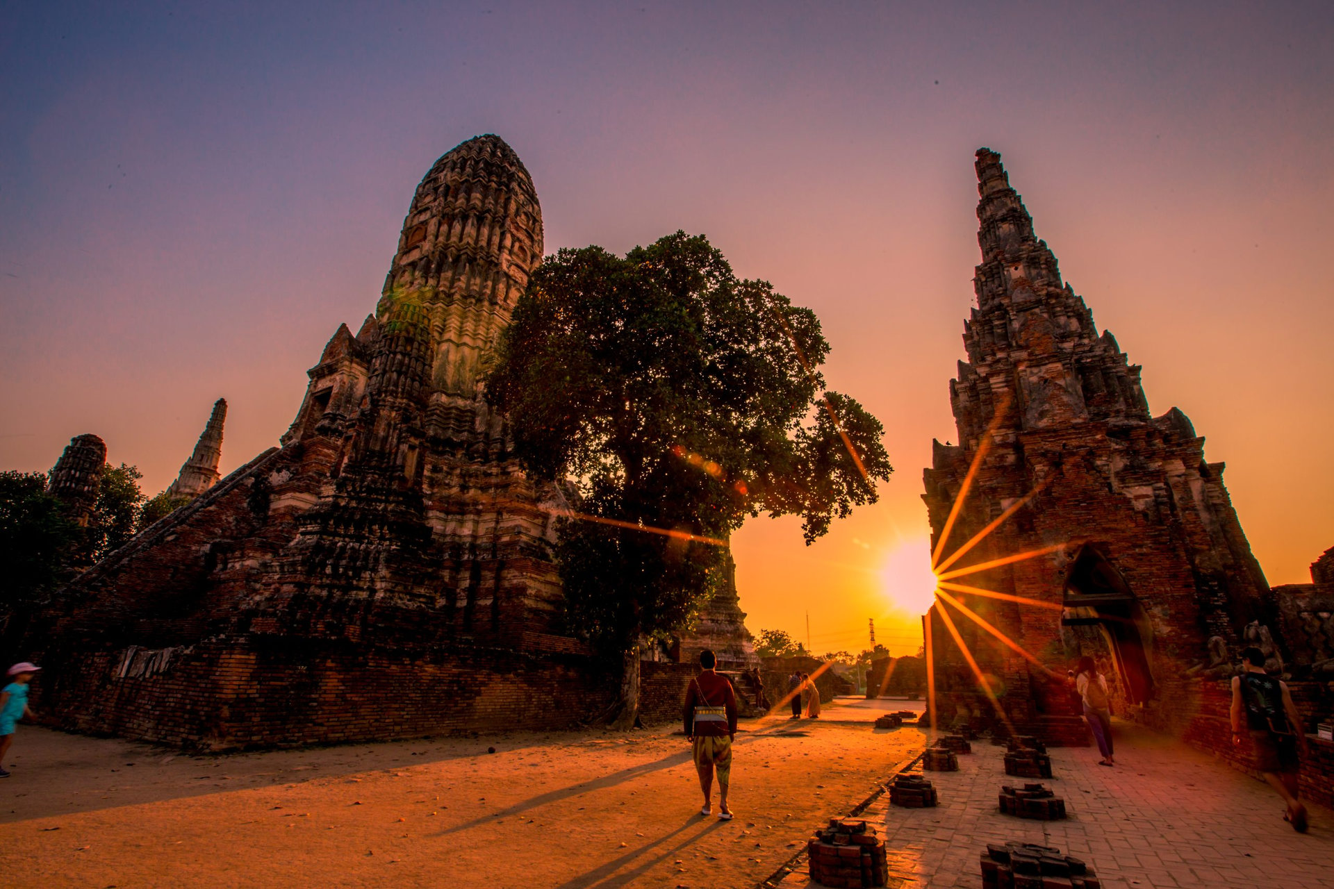 Background of Wat Chai Watthanaram in Phra Nakhon Si Ayutthaya province, tourists are always fond of taking pictures and making merit during holidays in Thailand.